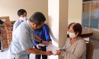 Hỗ trợ khó khăn cho hơn nửa triệu xe ôm, bảo mẫu, bán vé số… ở TPHCM
