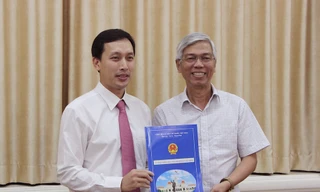 Ông Vũ Anh Khoa (trái) nhận quyết định phê chuẩn của UBND TPHCM giữ chức vụ Chủ tịch UBND Quận 10. Ảnh: Thành ủy TPHCM
