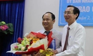 Ông Lê Đức Thanh (trái) nhận quyết định phê chuẩn