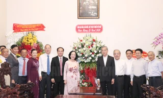 Bà Trương Thị Mai thăm, chúc mừng Giáng sinh Tòa Tổng Giám mục TPHCM 