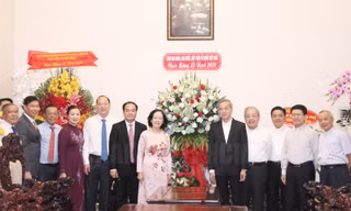 Bà Trương Thị Mai thăm, chúc mừng Giáng sinh Tòa Tổng Giám mục TPHCM 