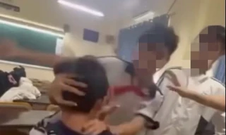 TPHCM: Nam sinh đánh bạn tới tấp trong lớp học 