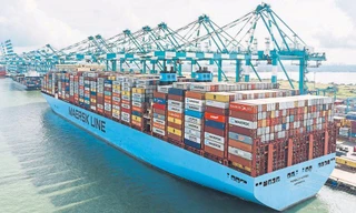 Đêm giao thừa, Cảng Cát Lái đón 7 tàu làm hàng container 