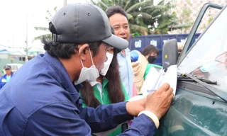 TPHCM dán tem nhận diện xe thu gom rác, ngăn tình trạng 'đổ chui'