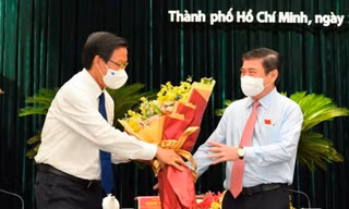 Ông Nguyễn Thành Phong bàn giao nhiệm vụ Chủ tịch TPHCM 