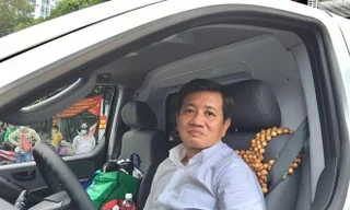 Ông Đoàn Ngọc Hải mua xe cứu thương, tự cầm lái chở bệnh nhân nghèo về quê miễn phí