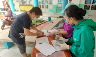 Đề xuất hỗ trợ 1 triệu đồng cho hộ cận nghèo, lao động thuê nhà trọ... ở TPHCM