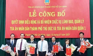 5 nhân sự mới nhận quyết định điều động và bổ nhiệm của Chánh án TAND Tối cao sáng 18/1. Ảnh: Thành ủy TPHCM