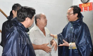 Tân Bí thư Thành ủy TPHCM Nguyễn Văn Nên dầm mưa tìm kế chống ngập 