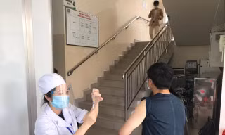 TPHCM: Nhiều người không được tiêm văc xin COVID-19 vì… lớn tuổi 