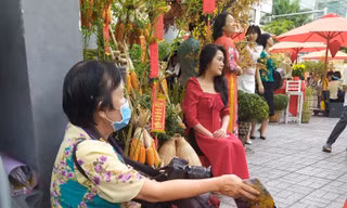 Thợ chụp ảnh mòn mỏi mưu sinh giữa phố ông đồ dịp cận Tết