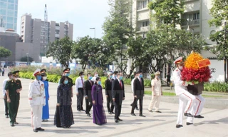 Lãnh đạo TPHCM dâng hương tưởng nhớ Bác Hồ, Bác Tôn và các anh hùng liệt sỹ