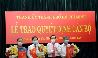 Phó Bí thư Thường trực Thành ủy TPHCM Trần Lưu Quang (thứ 3 từ trái qua) trao quyết định cho các cán bộ vào sáng 31/8. Ảnh: Thành ủy TPHCM