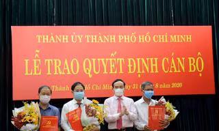 Phó Bí thư Thường trực Thành ủy TPHCM Trần Lưu Quang (thứ 3 từ trái qua) trao quyết định cho các cán bộ vào sáng 31/8. Ảnh: Thành ủy TPHCM