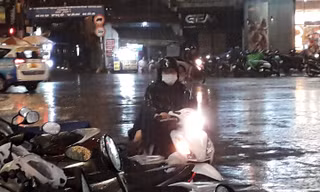 TPHCM bất ngờ mưa xối xả tối mùng 3 Tết 