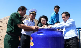 ‘Chi viện’ khẩn cấp nước ngọt cho người dân vùng hạn mặn ĐBSCL