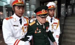 Đại tá Tư Cang đến viếng huyền thoại tình báo Mười Hương, chiều 15/6 tại Nhà tang lễ Bộ Quốc phòng. Ảnh: Huy Thịnh