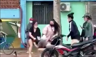 Nữ sinh lớp 10 ở Bà Rịa-Vũng Tàu bị đánh hội đồng bằng mũ bảo hiểm