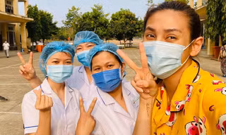 Các cô gái mắt đỏ hoe bịn rịn chia tay chiến sĩ khu cách ly, Võ Hoàng Yến nhắn tin cảm ơn