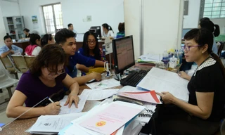 Cán bộ công chức UBND huyện Hóc Môn giải quyết thủ tục nhà đất cho người dân