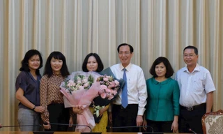 Bà Phan Thị Hồng (thứ 3 từ trái sang) nhận quyết định bổ nhiệm làm phó giám đốc Sở Tài chính TPHCM. Ảnh: Thành ủy TPHCM