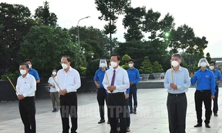 Lãnh đạo TPHCM thắp nến tri ân các anh hùng, liệt sĩ