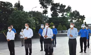 Lãnh đạo TPHCM thắp nến tri ân các anh hùng, liệt sĩ