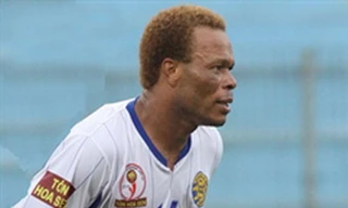 Trung vệ Hassan Sesay (HN.ACB) rất khoái món bánh chưng