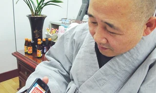 Hòa thượng Jung Ho đang mở một ứng dụng về triết lý Phật giáo trên điện thoại di động
