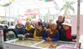 Người dân Thạch Thất đứng chờ các gian hàng mở cửa Ảnh: Hoàng Tuân