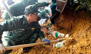 Bộ đội Biên phòng đào đất cứu tài sản, khắc phục hậu quả sạt lở đất giúp người dân