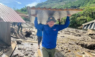 Thanh niên hỗ trợ người dân khắc phục hậu quả lũ quét