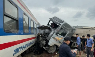 Tàu hỏa trật bánh sau va chạm xe đầu kéo