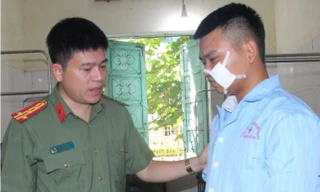 Bị tấn công gây thương tích, thượng uý công an nén đau quật ngã đối tượng ma tuý