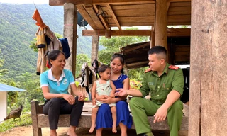 'Tổ canh gác bào thai' đến tận nhà hỏi thăm, ngăn bà bầu vượt biên bán con