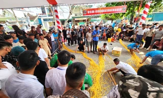 Xem ngư dân tay thoăn thoắt đan lưới ở Hội Đền Yên Lương