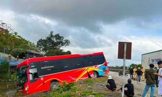 Xe khách giường nằm va chạm xe đạp điện khiến hai ông cháu tử vong