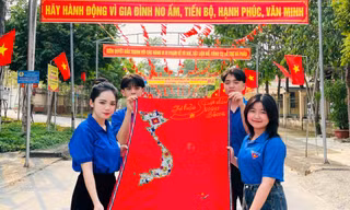 Đoàn viên dân tộc Thái thêu bản đồ Việt Nam bằng vải thổ cẩm