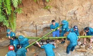 Mưa lũ xói mòn đất, lộ ra quả bom 'khủng'