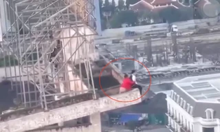 Thót tim xem cảnh sát cứu cô gái cầm dao đứng cheo leo trên nóc chung cư 25 tầng tự tử