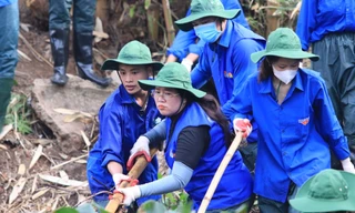 Tuổi trẻ Nghệ An dầm mình dưới nước nạo vét, làm sạch khe suối