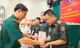 Trao Giấy chứng nhận nghiệp vụ công tác thanh niên cho Sĩ quan Quân đội Lào