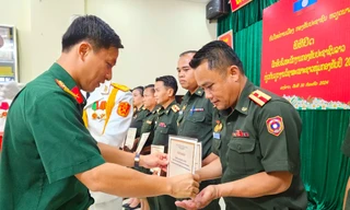 Trao Giấy chứng nhận nghiệp vụ công tác thanh niên cho Sĩ quan Quân đội Lào