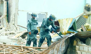 Vụ nổ 4 người thương vong: Cận cảnh quân đội sử dụng thiết bị hiện đại soi chiếu vật liệu nổ