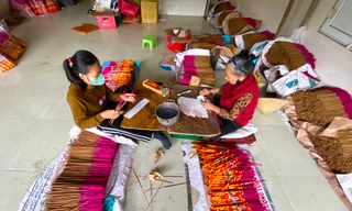 Làng làm hương 'chạy đua' với Tết