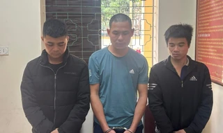 Lái ô tô đâm vào xe của CSGT khi bị yêu cầu kiểm tra