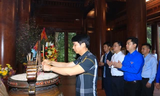 Bí thư thường trực T.Ư Đoàn dâng hương, dâng hoa tưởng niệm Chủ tịch Hồ Chí Minh
