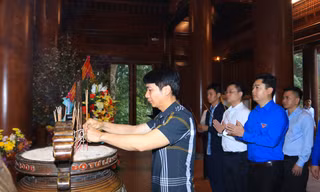 Bí thư thường trực T.Ư Đoàn dâng hương, dâng hoa tưởng niệm Chủ tịch Hồ Chí Minh