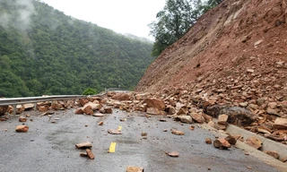 Mưa kéo dài, đất đá trên núi chờ chực sập xuống đường huyết mạch lên cửa khẩu