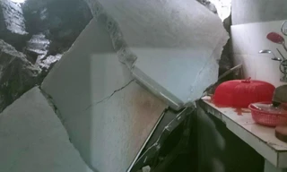 Mưa lớn gây sạt lở, đất đá tràn vào nhà dân 